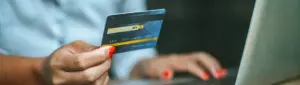 Cartão de crédito sem taxa: fotografia de uma pessoa segurando um cartão.