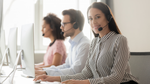 callcenter com mulher em primeiro plano