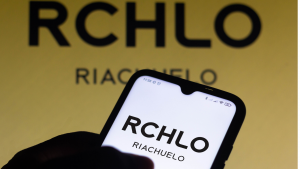 logo da riachuelo aparece na tela do smartphone