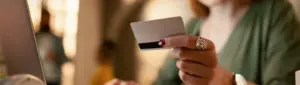 Cartão PDA: fotografia de uma pessoa segurando um cartão de crédito.