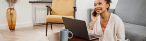 DAS MEI: fotografia de mulher falando ao telefone e usando o computador.