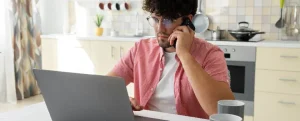 Dívida com mais de 5 anos pode ser cobrada: fotografia de um homem falando ao telefone.