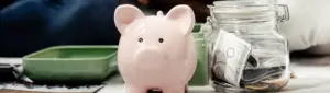 Segurança financeira: fotografia mostrando dois cofres com dinheiro.