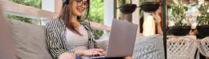 Negociação Anhanguera: fotografia de uma estudante usando o notebook.