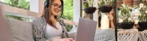 Negociação Unic: fotografia de uma mulher usando o computador.