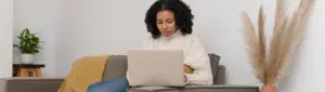 Auxílio para desempregado: fotografia de mulher usando o computador.