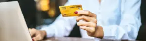 Como se livrar do cartão de crédito: fotografia de uma pessoa segurando um cartão.