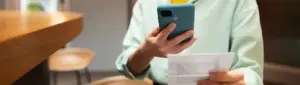 Como pagar boleto vencido: fotografia de uma pessoa pagando um boleto com o celular.