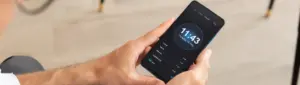 Pessoa segurando um Iphone.