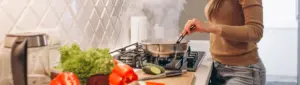 Fogão a gás aceso em uma cozinha