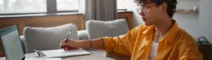 Código de Defesa do Consumidor: fotografia de um homem estudando.
